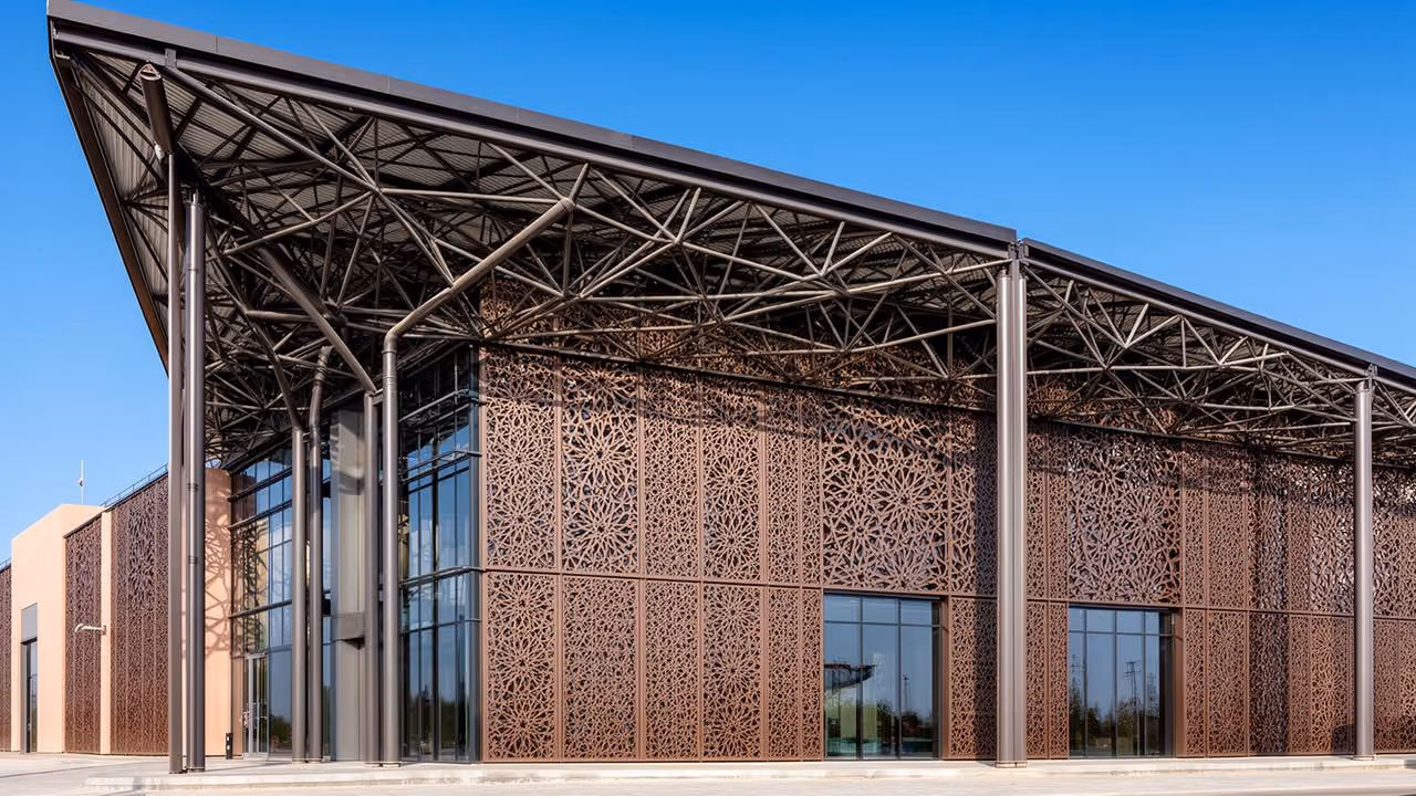 Bâtiment commercial avec façade en métal découpé